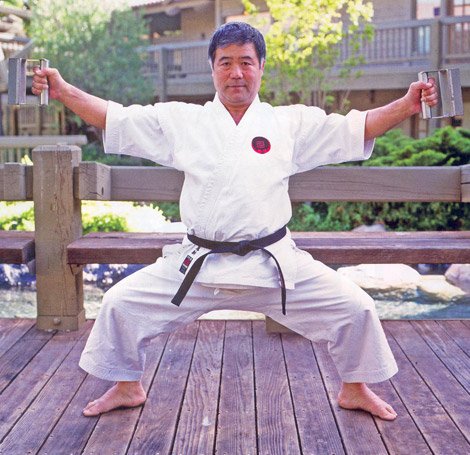 Sensei Higaonna antrenându-se cu ishi sashi de oțel, Thousand Oaks, California.
